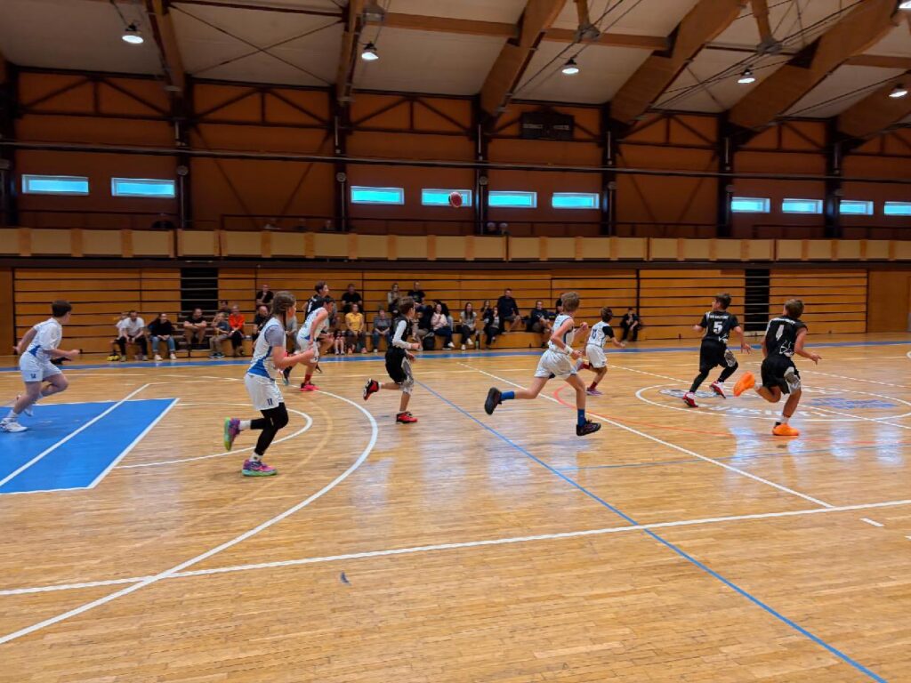 Basketbalový tým U13 při zahájení sezóny v zápase proti Rokycanům